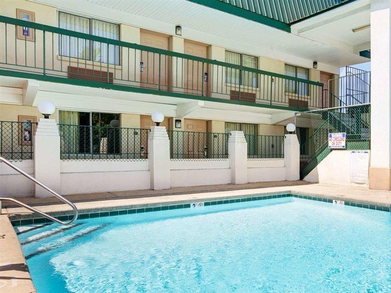 Super 8 By Wyndham Charlotte Downtown Area Motel Екстериор снимка