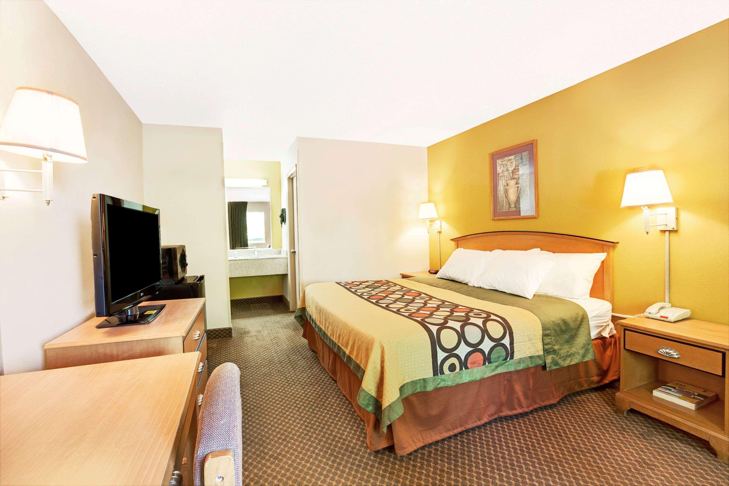 Super 8 By Wyndham Charlotte Downtown Area Motel Екстериор снимка