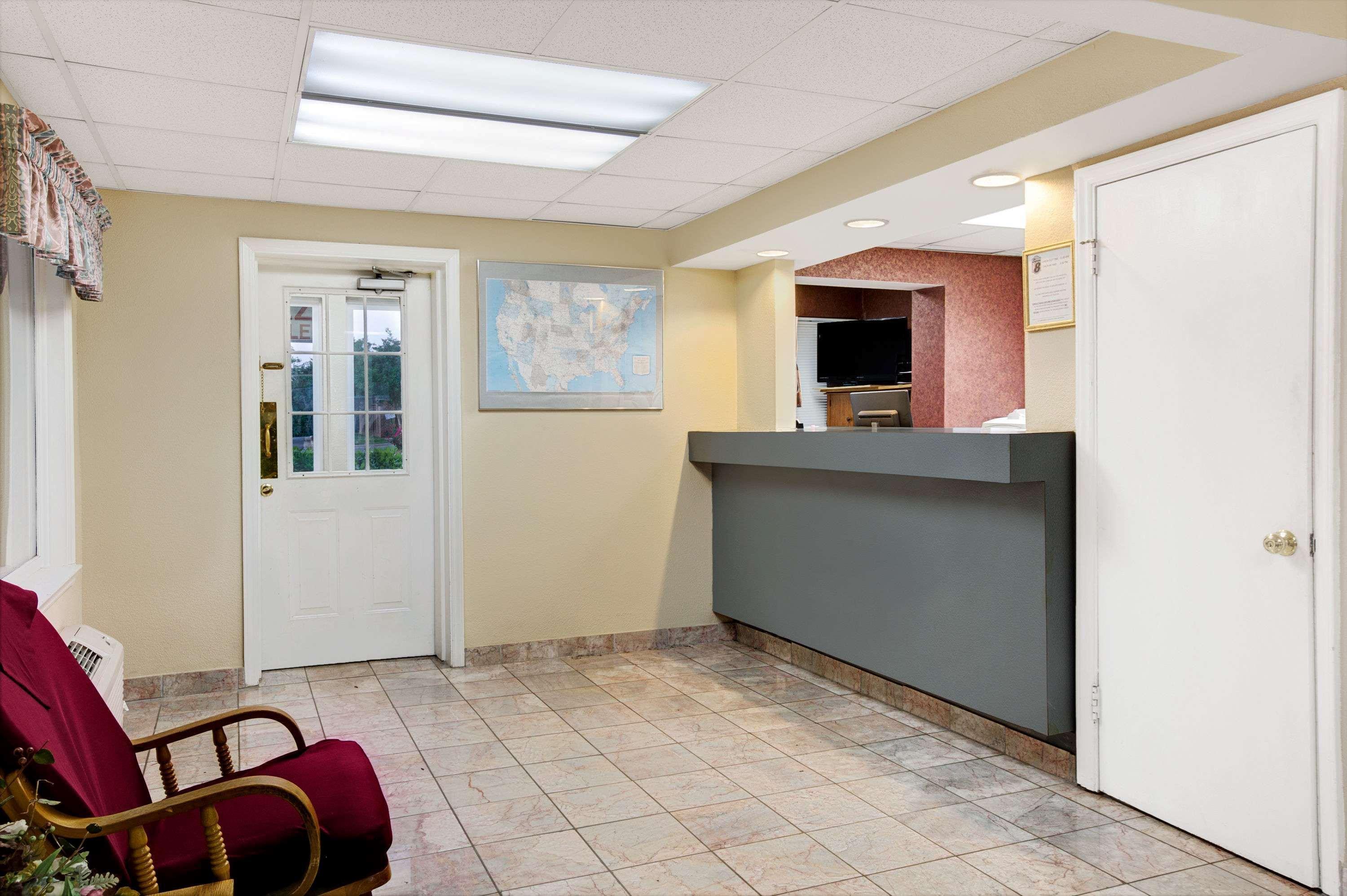 Super 8 By Wyndham Charlotte Downtown Area Motel Екстериор снимка