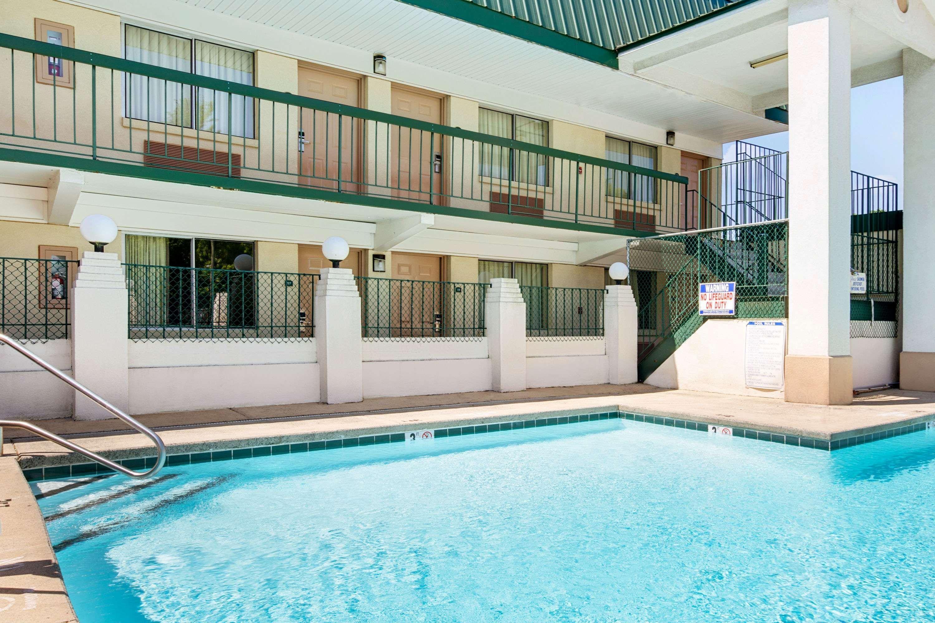 Super 8 By Wyndham Charlotte Downtown Area Motel Екстериор снимка
