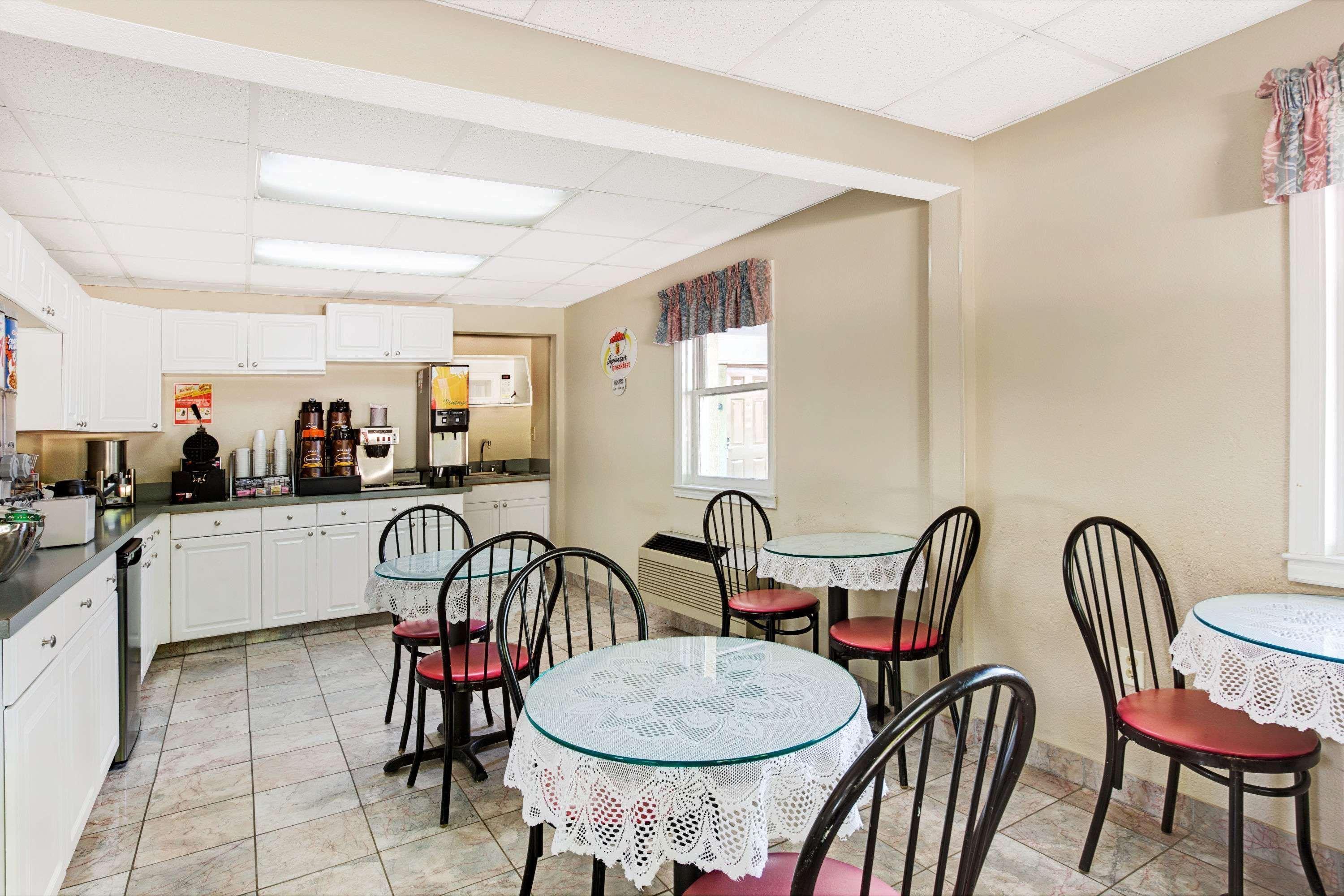 Super 8 By Wyndham Charlotte Downtown Area Motel Екстериор снимка
