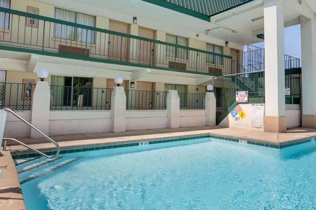 Super 8 By Wyndham Charlotte Downtown Area Motel Екстериор снимка