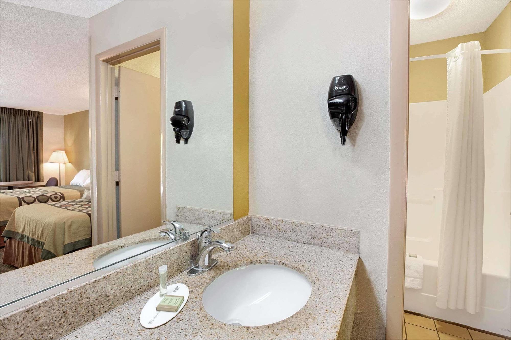 Super 8 By Wyndham Charlotte Downtown Area Motel Екстериор снимка
